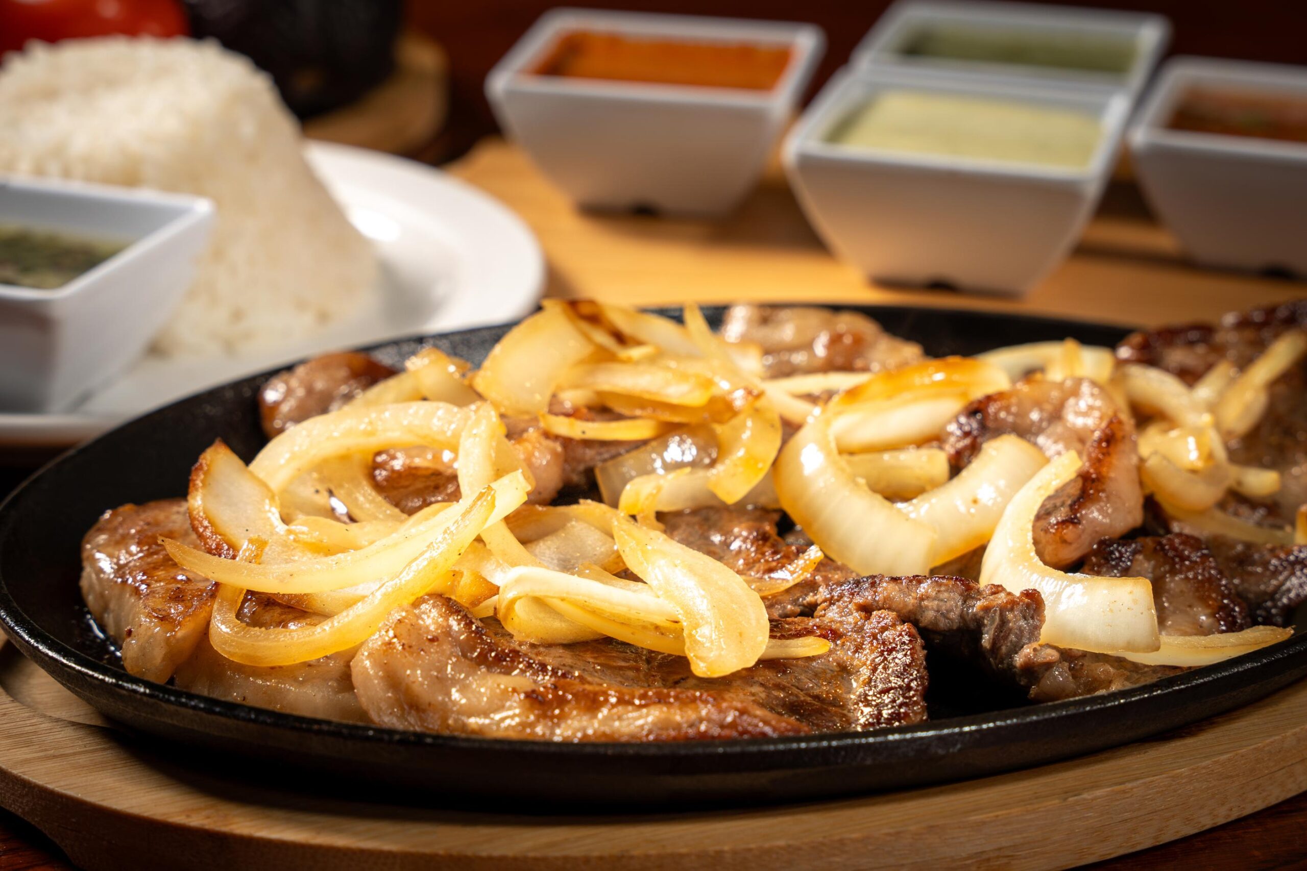 Carne encebollada