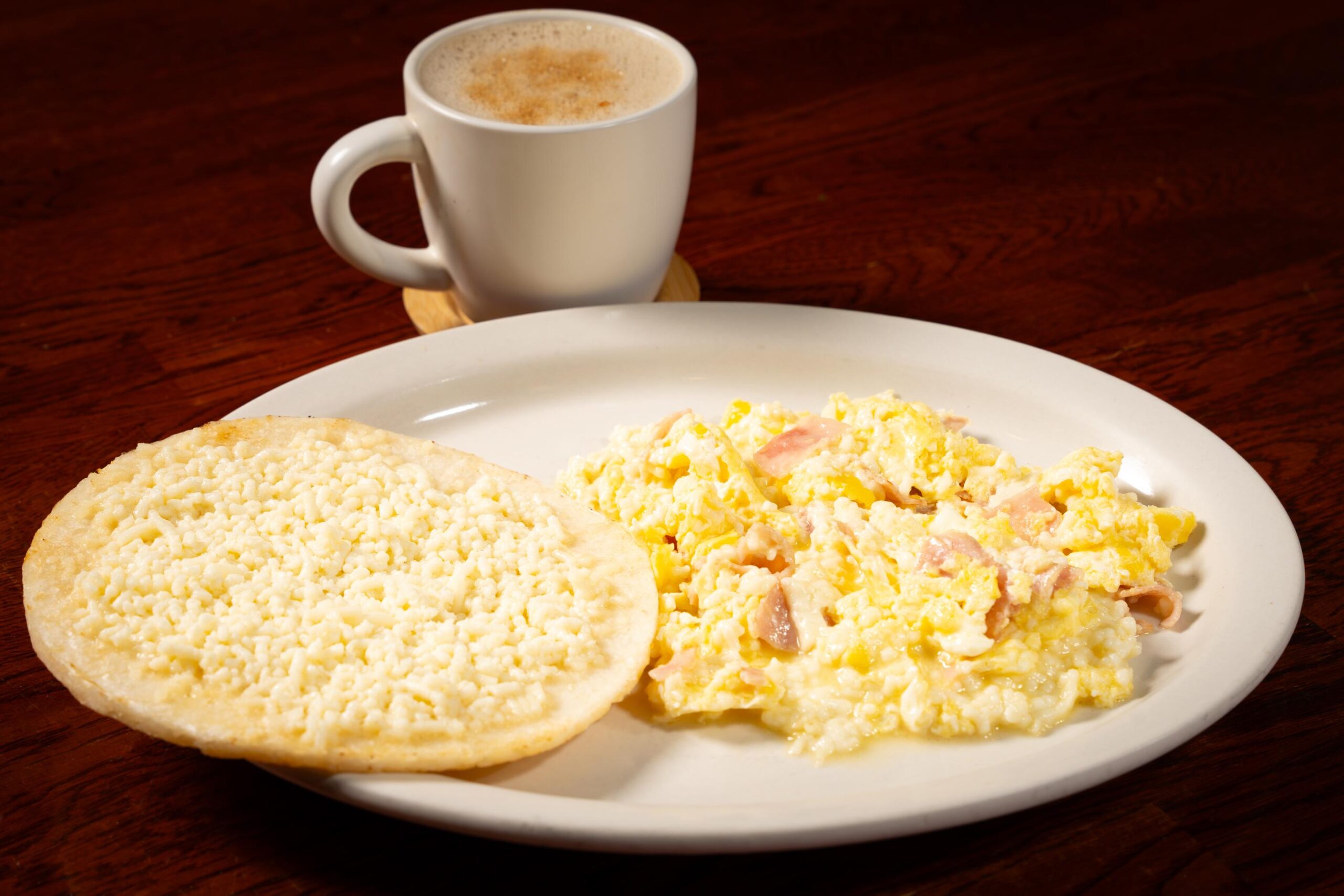 Huevos con jamon y queso