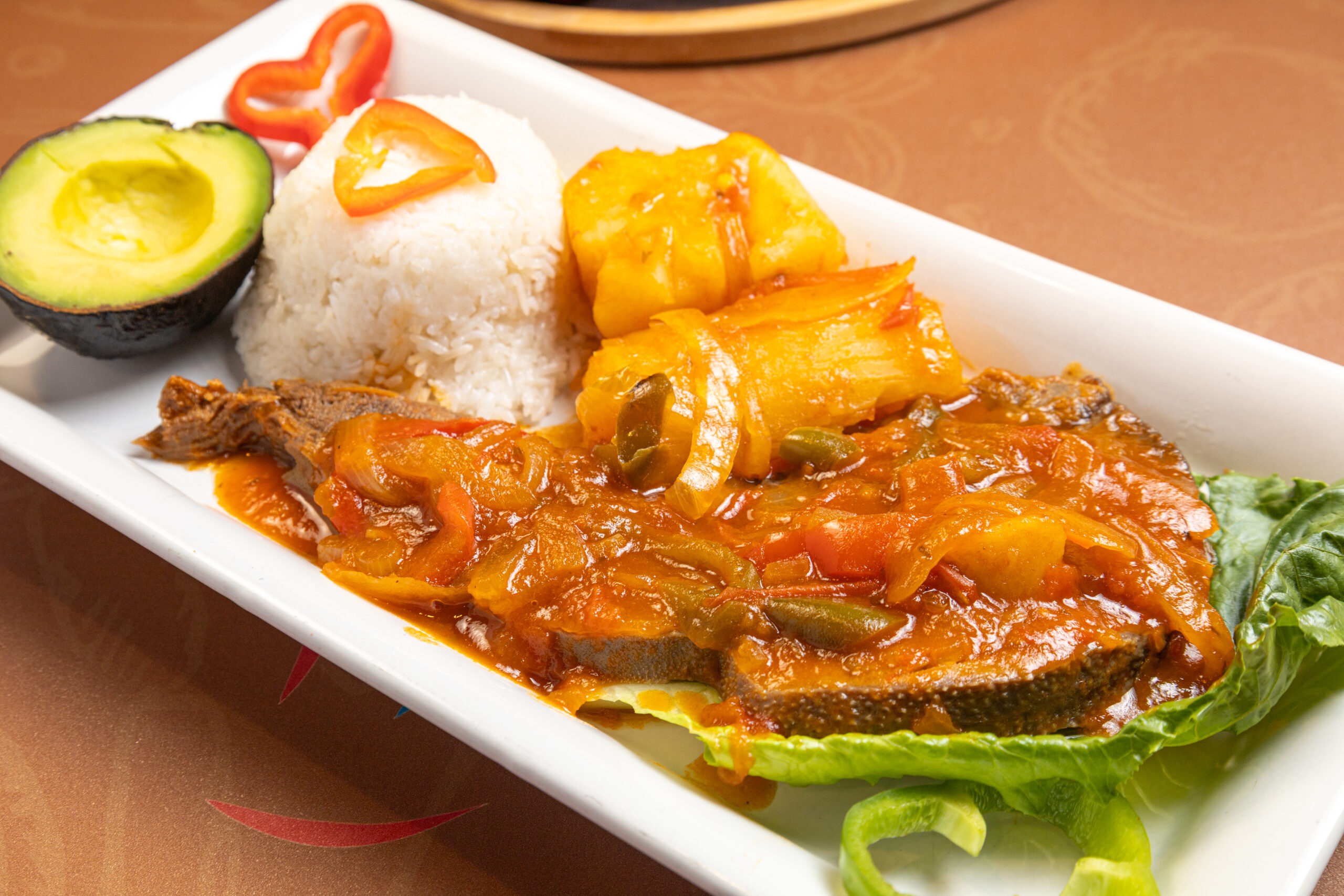 Lengua en salsa criolla