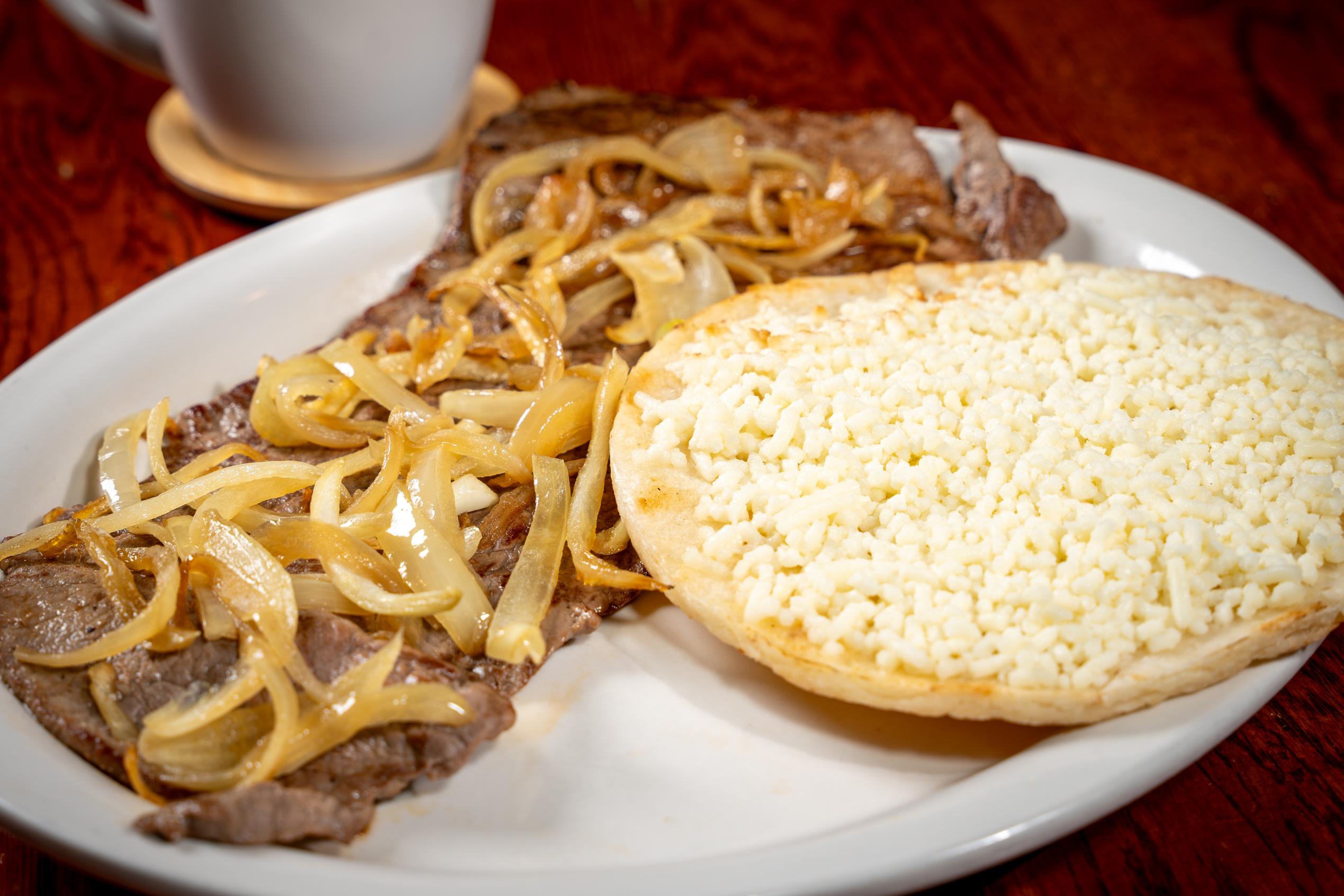 carne encebollada