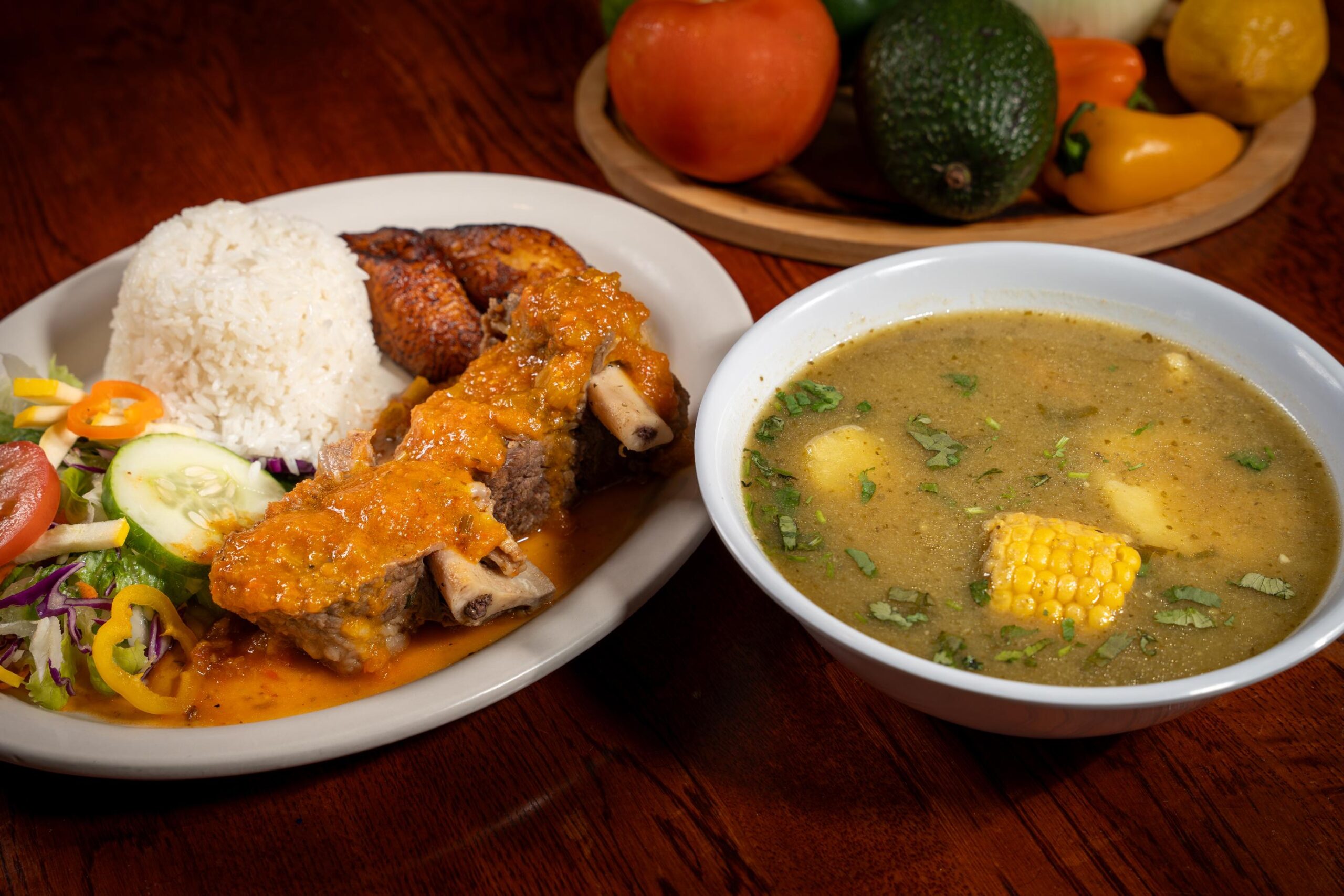 Sancocho de costilla de res colombiano con papa, mazorca y cilantro servido en Americas Bakery and Restaurant en Hollywood Florida