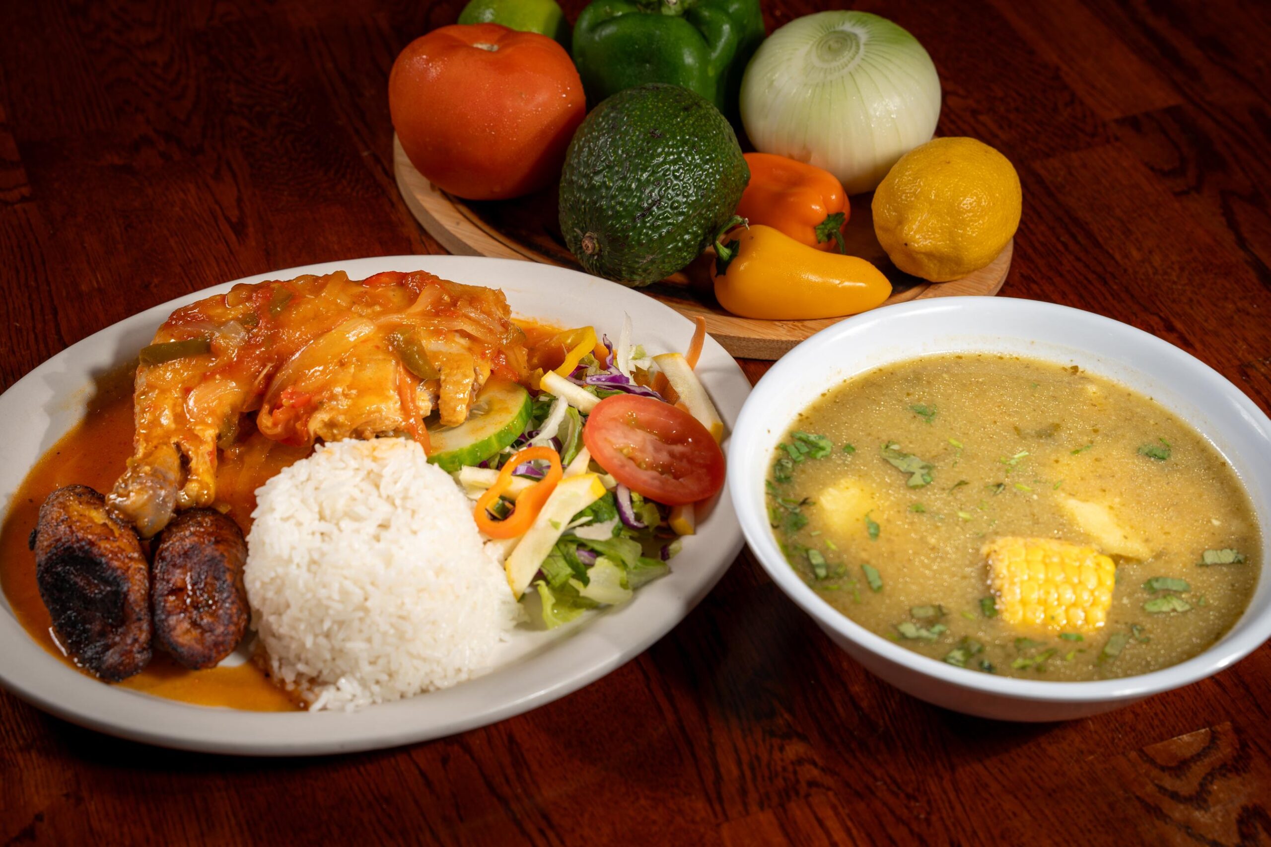 Sancocho de pollo colombiano con papa, mazorca y cilantro acompañado de arroz, ensalada y plátano maduro en Hollywood Florida